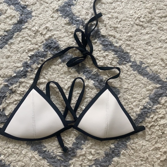White and black Triangl bikini - Picture 2 of 5
